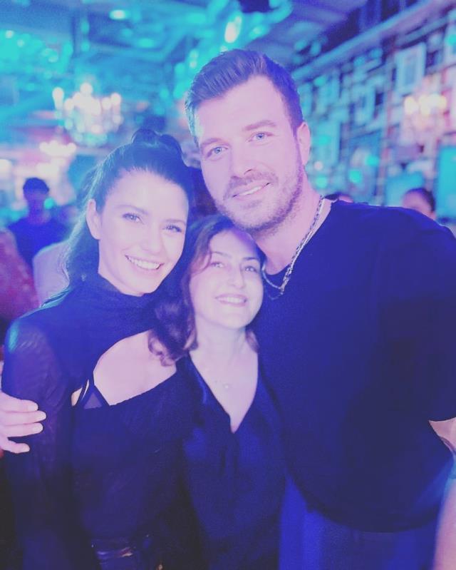 14 yıl aradan sonra sürpriz buluşma! Aşk-ı Memnu hayranları fotoğrafa beğeni yağdırdı 14 yıl aradan sonra sürpriz buluşma! Aşk-ı Memnu hayranları fotoğrafa beğeni yağdırdı