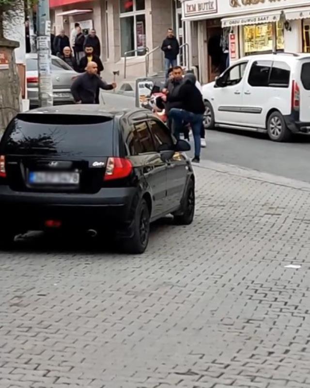 Arnavutköy'de tartıştığı motosikletliyi baltayla tehdit etti