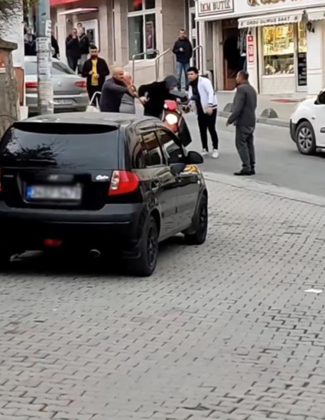 Arnavutköy'de tartıştığı motosikletliyi baltayla tehdit etti