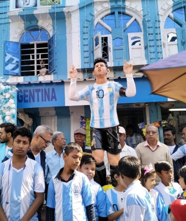 Messi görse 'Bu kim?' der! Arjantinli yıldızın, Hindistan'daki heykeli dalga konusu oldu