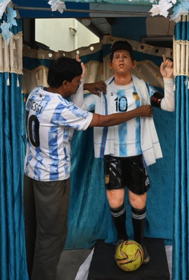 Messi görse 'Bu kim?' der! Arjantinli yıldızın, Hindistan'daki heykeli dalga konusu oldu