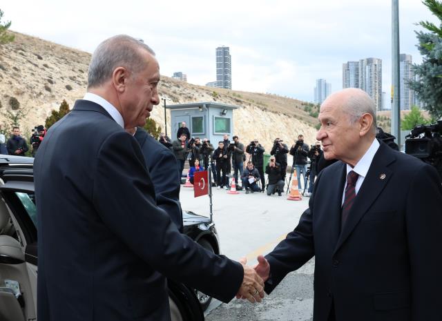 MHP lideri Bahçeli, buz gibi havaya aldırmadan Cumhurbaşkanı Erdoğan'ı böyle bekledi