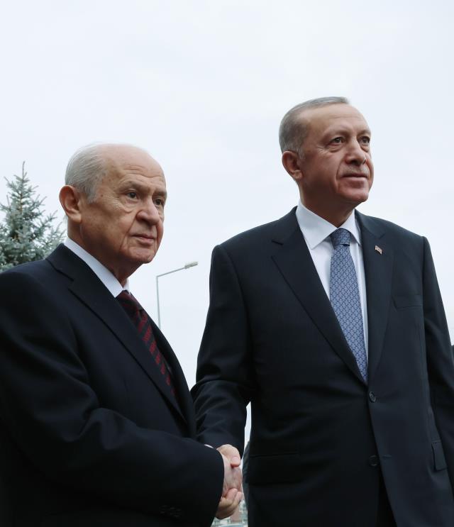 MHP lideri Bahçeli, buz gibi havaya aldırmadan Cumhurbaşkanı Erdoğan'ı böyle bekledi