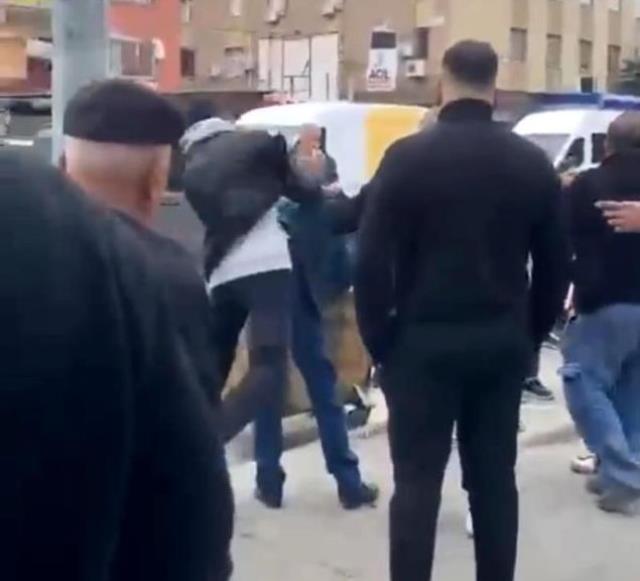 Adana'da tacize linç girişimi! Bir kişi o anları dürüm yiyerek film izler gibi izledi