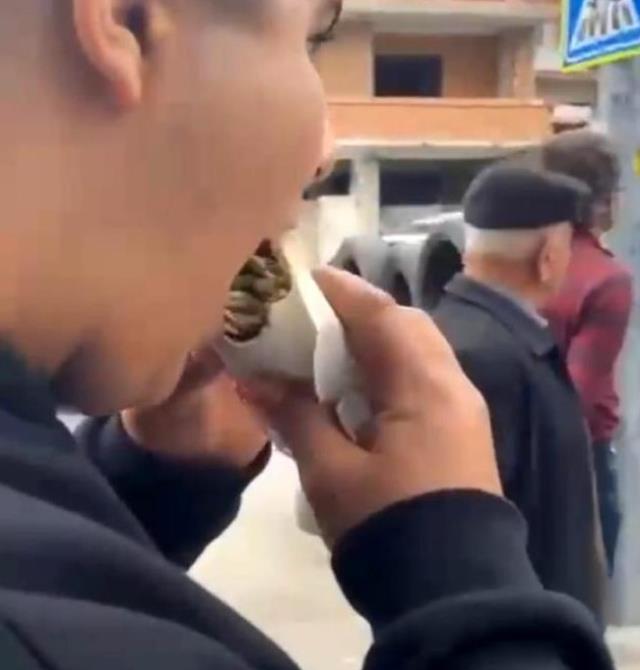 Adana'da tacize linç girişimi! Bir kişi o anları dürüm yiyerek film izler gibi izledi