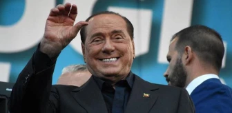'Bir otobüs dolusu getirteceğim' diyen Berlusconi'den futbolculara skandal hayat kadını vaadi