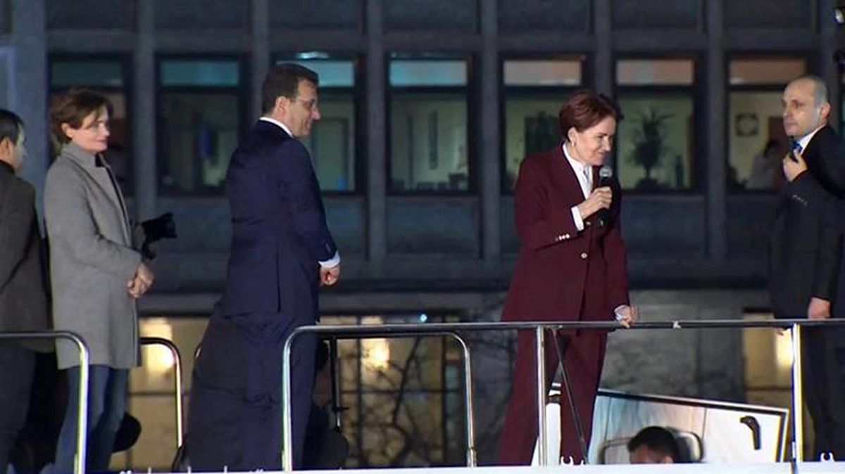 Hapis cezası alan İmamoğlu, Akşener'i de yanına alıp Saraçhane'de kalabalığa seslendi