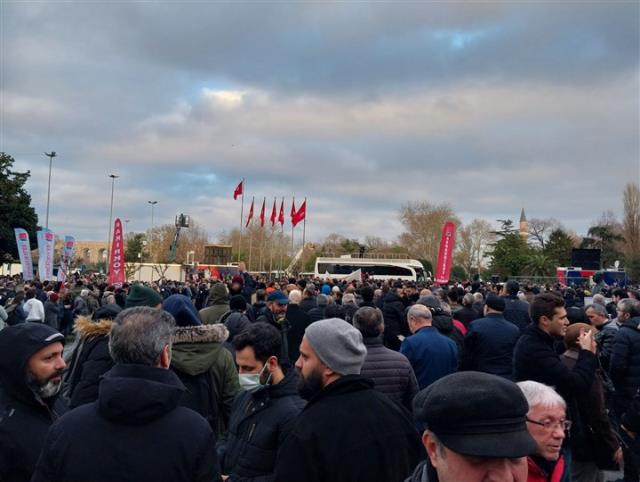 İmamoğlu'nun daveti sonrası İBB binasının önü mahşer yerine döndü