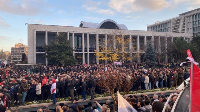 İmamoğlu'nun daveti sonrası İBB binasının önü mahşer yerine döndü