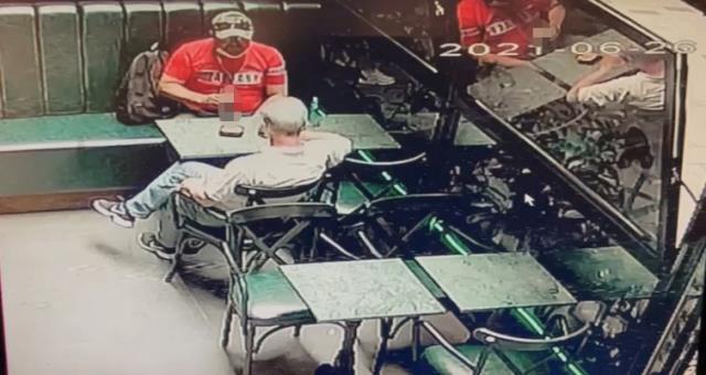 İstanbul'da turistleri içkisine ilaç atıp bayıltan gaspçı kamerada: Yeni Zelandalı turisti de soymuş