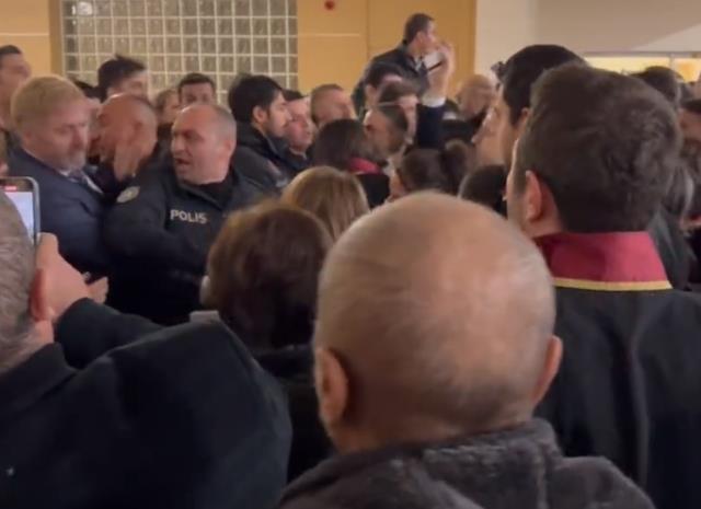 Karar duruşmasına gitmeyen İmamoğlu, lise öğrencileriyle bir araya geldi Karar duruşmasına gitmeyen İmamoğlu, lise öğrencileriyle bir araya geldi