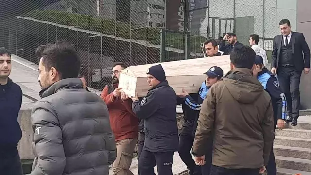 Şişli Belediyesi'nde staj gören genç kız, belediye binasının çatısından düşerek hayatını kaybetti Şişli Belediyesi'nde staj gören genç kız, belediye binasının çatısından düşerek hayatını kaybetti