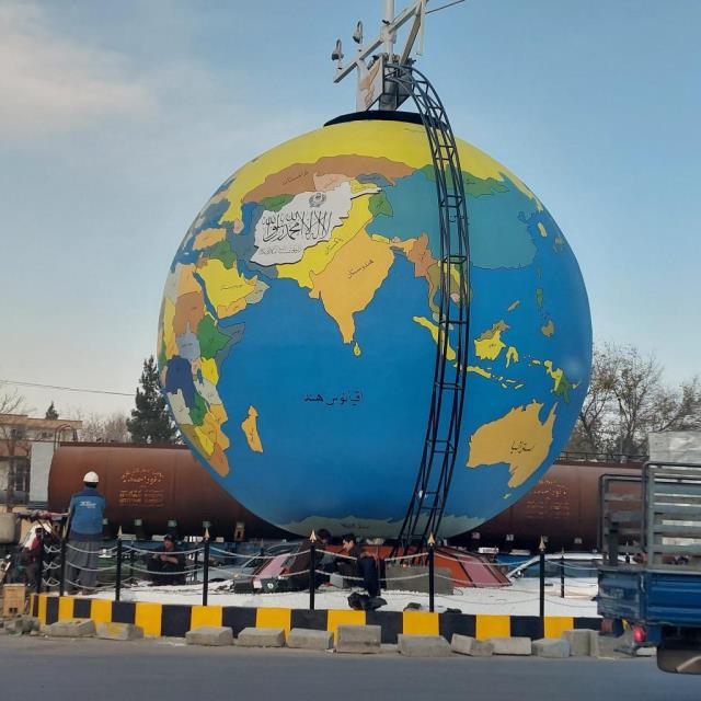 Taliban'ın Afganistan'ın başkentine koyduğu dünya küresi infial yarattı