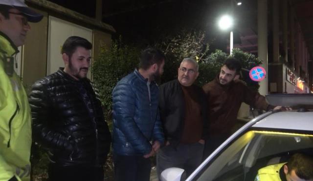 Trafik polisine yakalanan babasını kurtarmak için geldi, o da alkollü çıktı