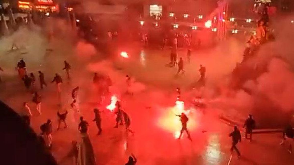 Aşırı sağcılar sokaklara indi! Dünya Kupası maçı sonrası ortalık savaş alanına döndü