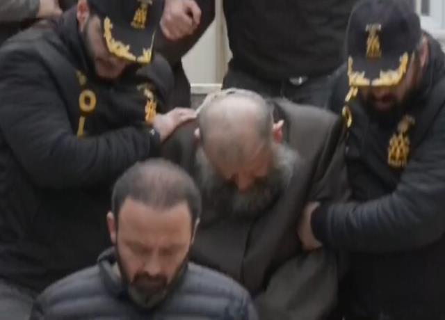 Bir an olsun kameraya bakmadılar! 6 yaşındaki çocuk gelin skandalının sanıkları adliyeye böyle götürüldü