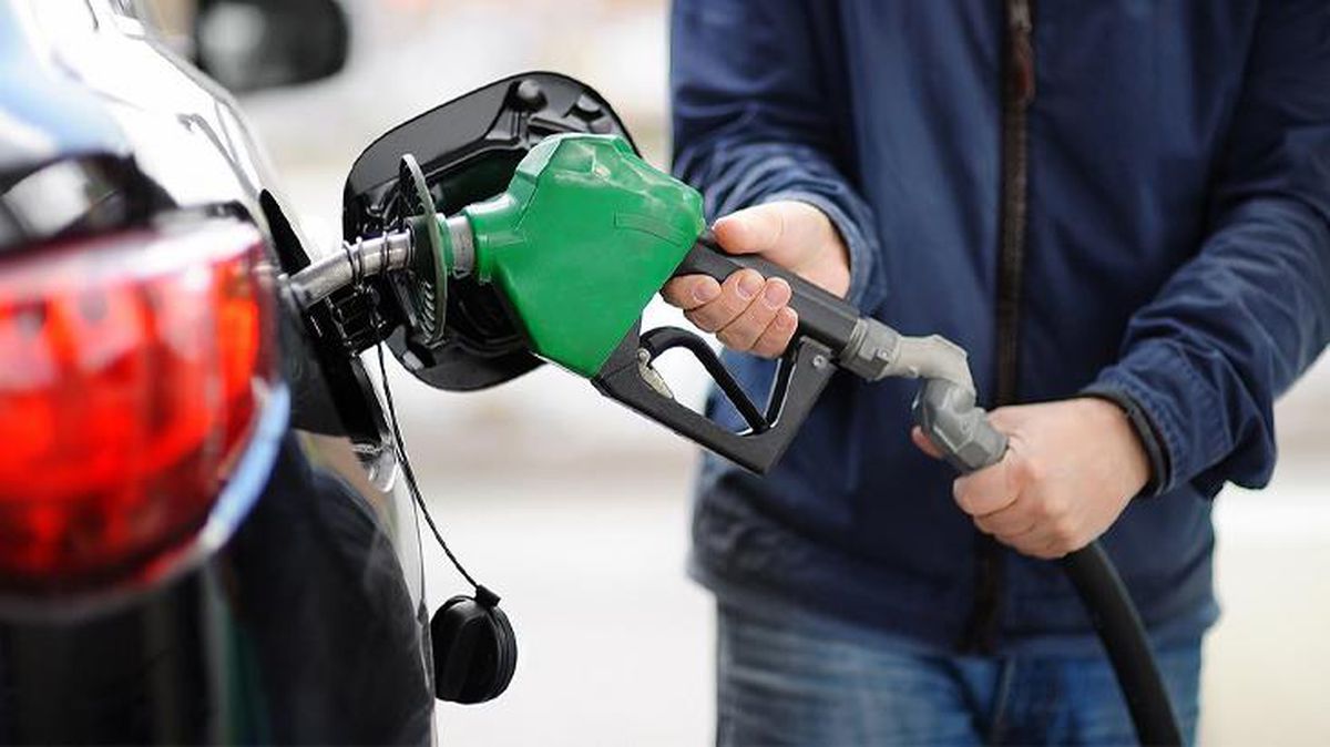 Bu gece yarısından itibaren benzine 1 lira 8 kuruş zam gelmesi bekleniyor