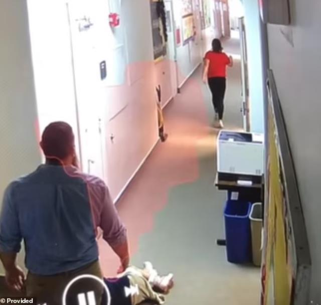 Kendisine karşı koyan engelli öğrencisini kucaklayıp yere fırlattı! Okul ceza değil ödül verdi