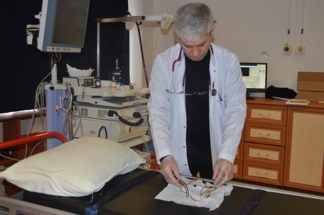 Mide bulantısı şikayetiyle hastaneye giden çocuğun midesinden 1 metrelik şarj kablosu çıktı Mide bulantısı şikayetiyle hastaneye giden çocuğun midesinden 1 metrelik şarj kablosu çıktı