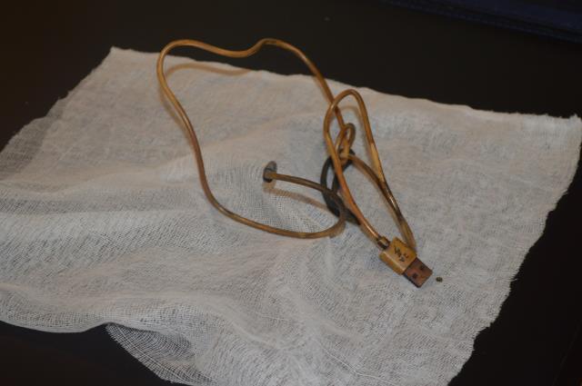 Mide bulantısı şikayetiyle hastaneye giden çocuğun midesinden 1 metrelik şarj kablosu çıktı Mide bulantısı şikayetiyle hastaneye giden çocuğun midesinden 1 metrelik şarj kablosu çıktı