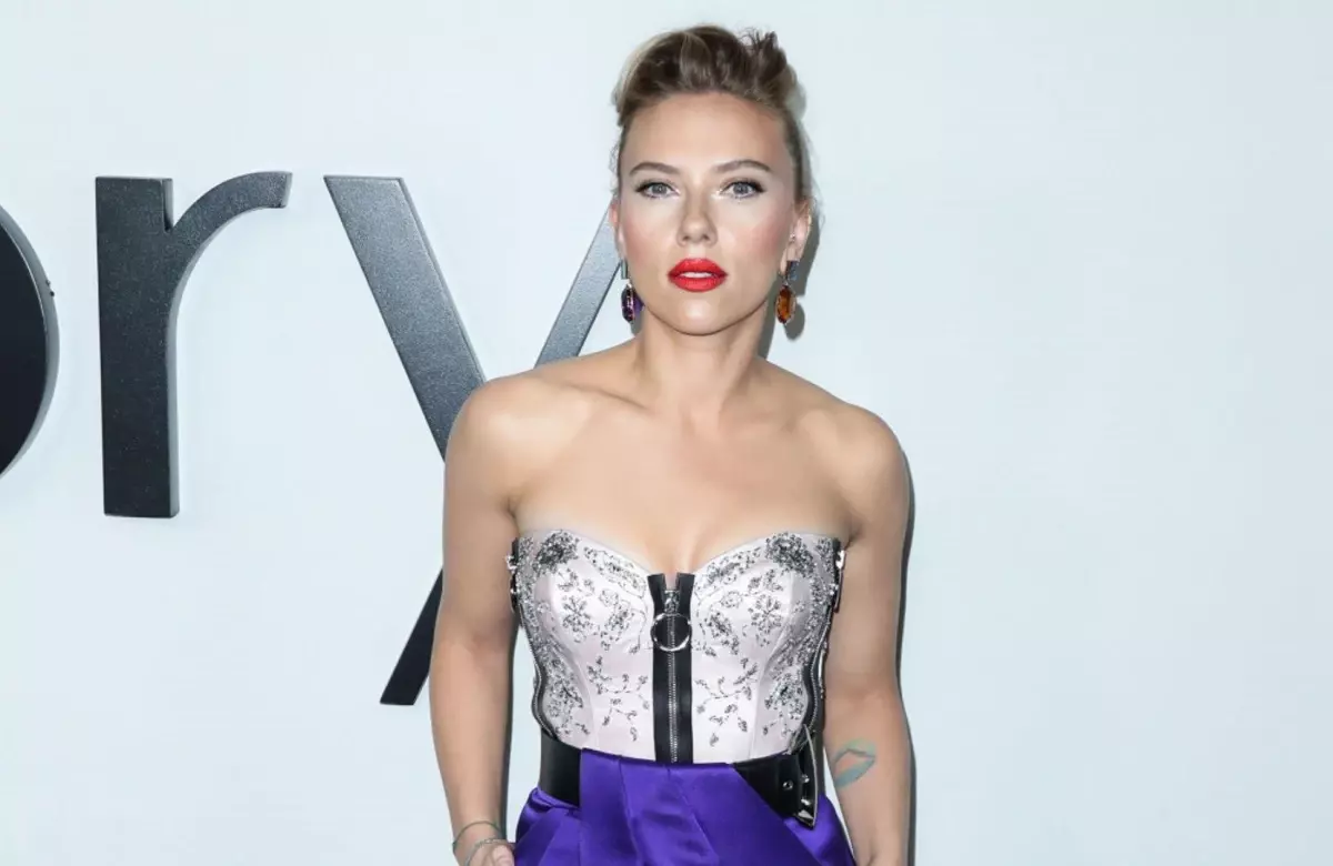Scarlett Johansson: 'Hollywood beni sarışın bomba olmaya zorladı'