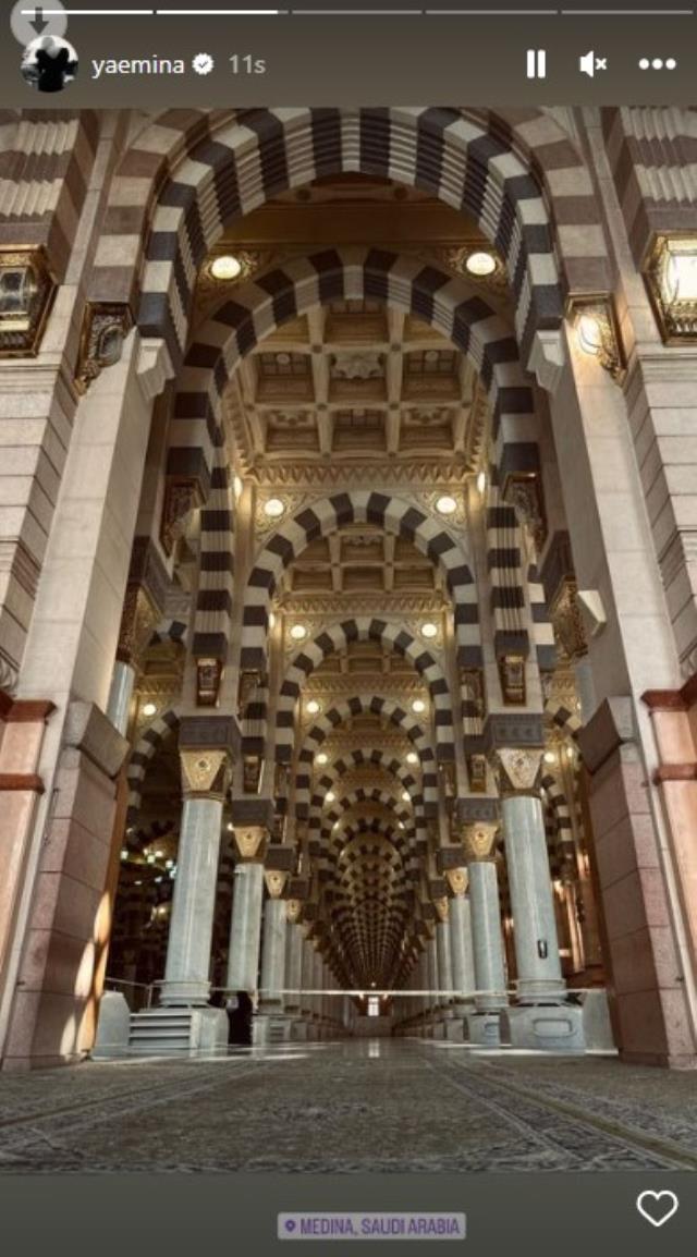 Umreye giden Sırp şarkıcı Emina Jahovic, başörtüsü takarak poz verdi Umreye giden Sırp şarkıcı Emina Jahovic, başörtüsü takarak poz verdi