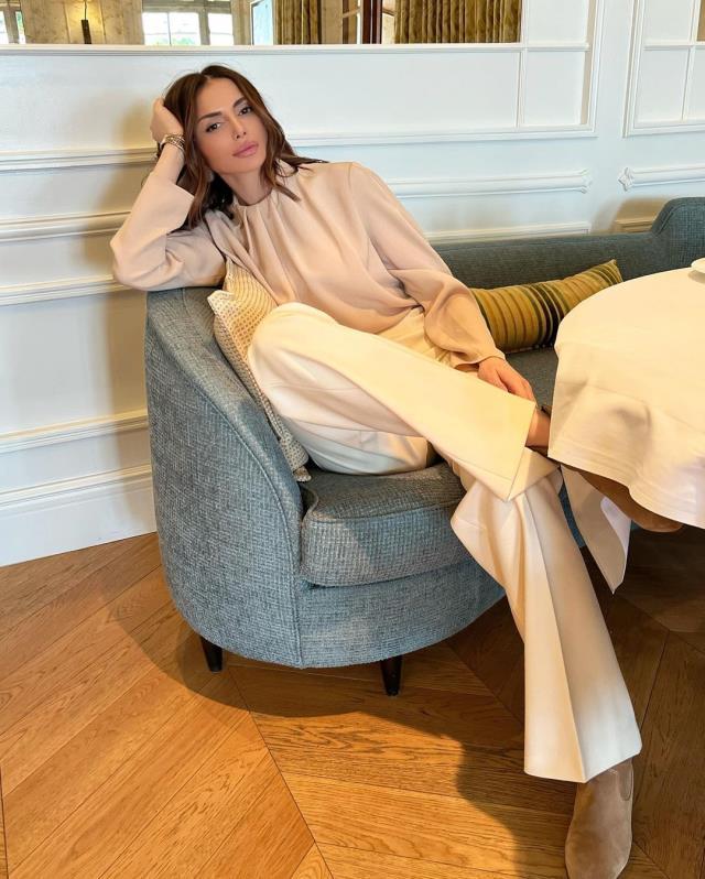 Umreye giden Sırp şarkıcı Emina Jahovic, başörtüsü takarak poz verdi Umreye giden Sırp şarkıcı Emina Jahovic, başörtüsü takarak poz verdi