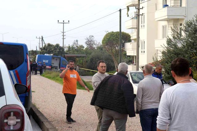 Akli dengesi yerinde olmayan kadın binaya 3 patlayıcı koydu Akli dengesi yerinde olmayan kadın binaya 3 patlayıcı koydu