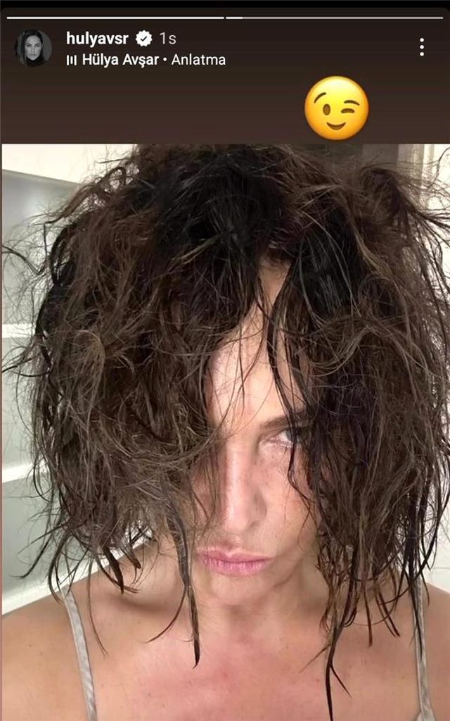 Hülya Avşar'dan Duş Sonrası Selfie Hülya Avşar'dan Duş Sonrası Selfie