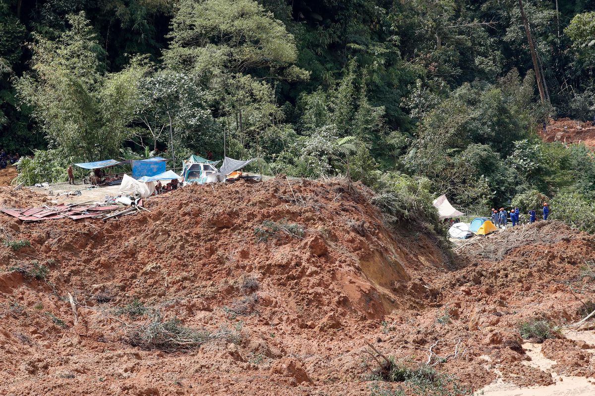 Malezya'da Toprak Kayması Sonrası Arama ve Kurtarma Çalışmaları