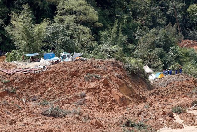 Malezya'da Toprak Kayması Sonrası Arama ve Kurtarma Çalışmaları Malezya'da Toprak Kayması Sonrası Arama ve Kurtarma Çalışmaları