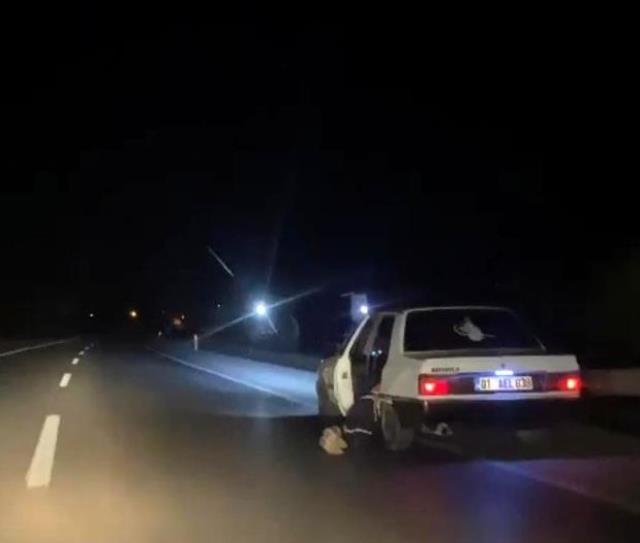 Seyir halindeki otomobilde belden aşağısı yerde sürüklenerek gitti... O anlar kamerada