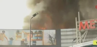 Son Dakika! İstanbul Levent'teki Metrocity AVM'de çıkan yangın söndürüldü: Can kaybı veya yaralı yok