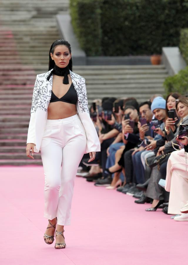 Antalya'da Cindy rüzgarı: Dünyaca ünlü model Dosso Dossi Fashion Show'da podyuma çıktı Antalya'da Cindy rüzgarı: Dünyaca ünlü model Dosso Dossi Fashion Show'da podyuma çıktı