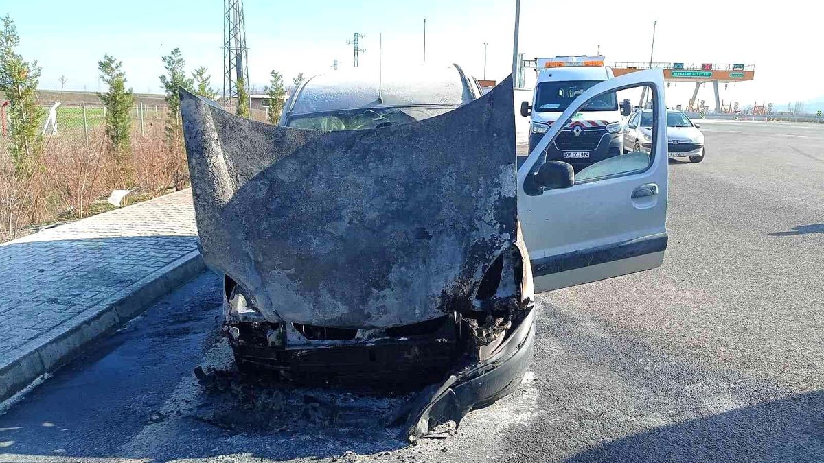 Kırkağaç'ta otomobil seyir halindeyken yandı