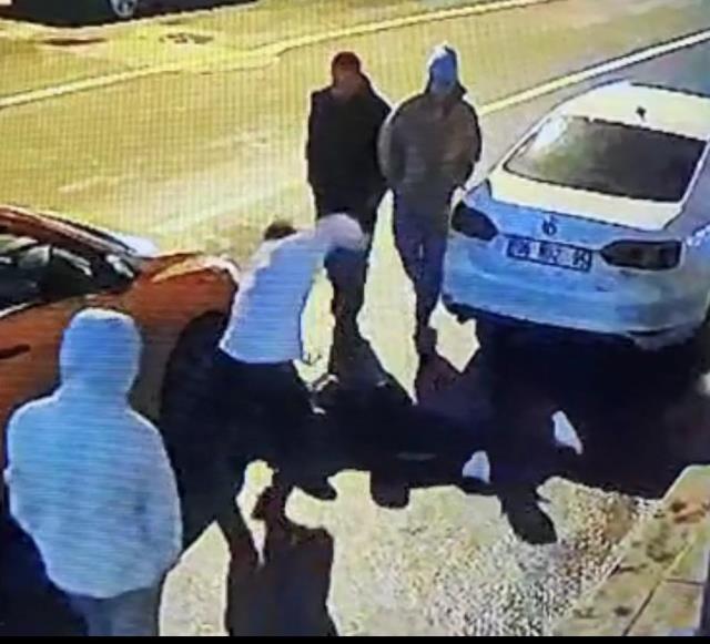 Müzik grubu üyesi Mehmet, konser sonrası yumruklu saldırıda ağır yaralandı; olay kamerada