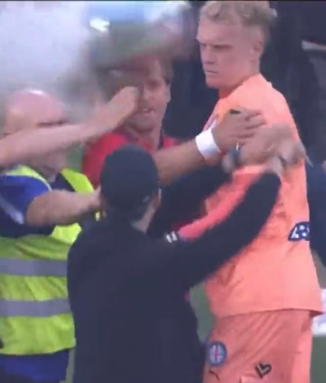 Ortalığın savaş alanına döndüğü derbide herkesin konuştuğu kare! Herkes soyunma odasına kaçtı