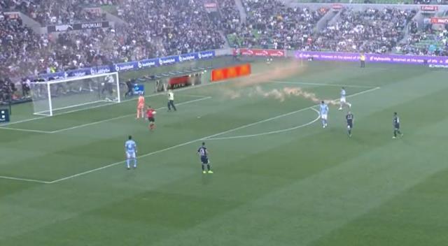 Ortalığın savaş alanına döndüğü derbide herkesin konuştuğu kare! Herkes soyunma odasına kaçtı