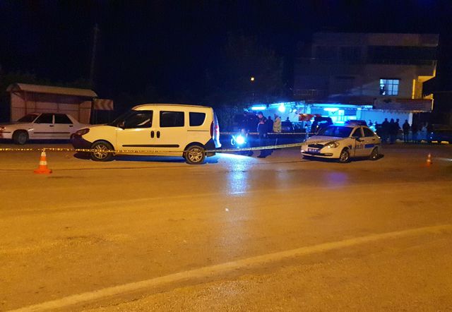 Polisin dur ihtarına ateş ederek karşılık verdiler! Çıkan çatışmada 4 şüpheliden 1'i hayatını kaybetti Polisin dur ihtarına ateş ederek karşılık verdiler! Çıkan çatışmada 4 şüpheliden 1'i hayatını kaybetti