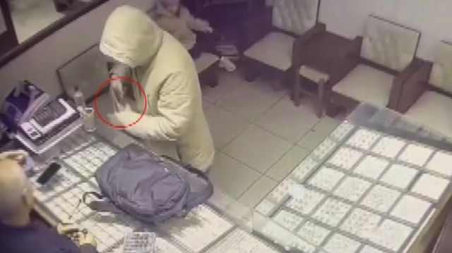 Oyuncak silahla kuyumcu soymaya çalıştı, daha ilk hamlede korkup kaçtı