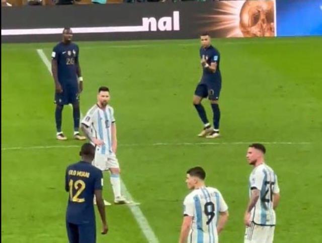Dünya Kupası finalinde neler oluyor! Messi'nin kendisine yaptığı harekete Mbappe böyle yanıt verdi