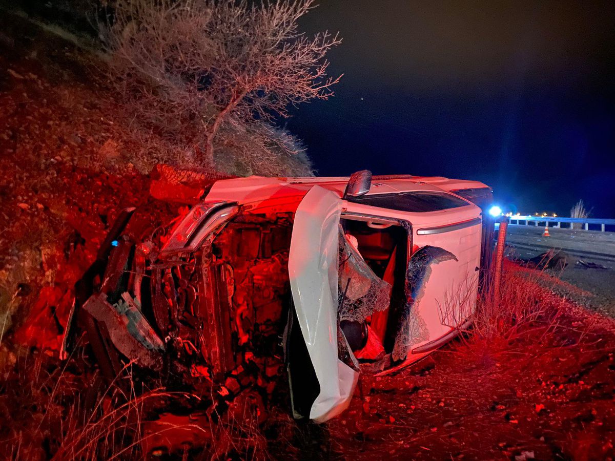 Erzincan'da kamyonetle otomobil çarpıştı, 2 kişi öldü, 7 kişi yaralandı