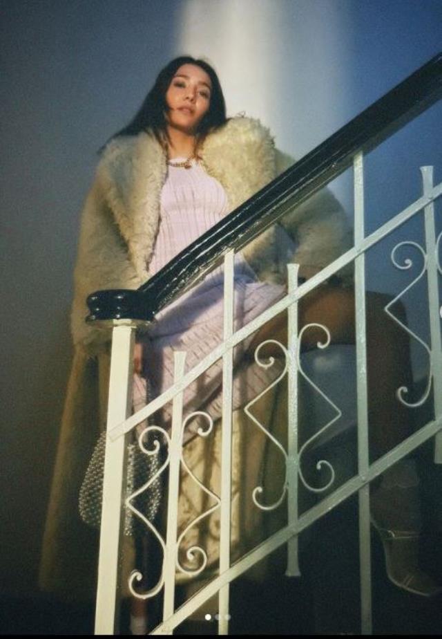 Aybüke Pusat soğuğa aldırmadı! Kabanının önünü açınca transparan elbisesi ortaya çıktı