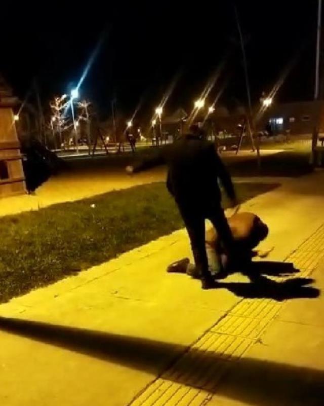 Bir çocuğa taciz mesajları atan şüpheliye meydan dayağı! Dövdükten sonra polise teslim ettiler