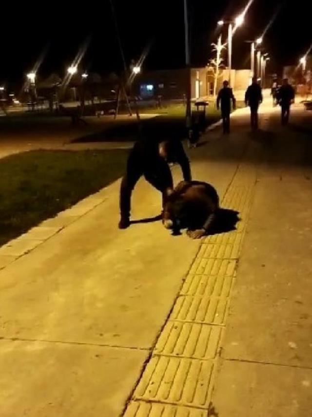 Bir çocuğa taciz mesajları atan şüpheliye meydan dayağı! Dövdükten sonra polise teslim ettiler