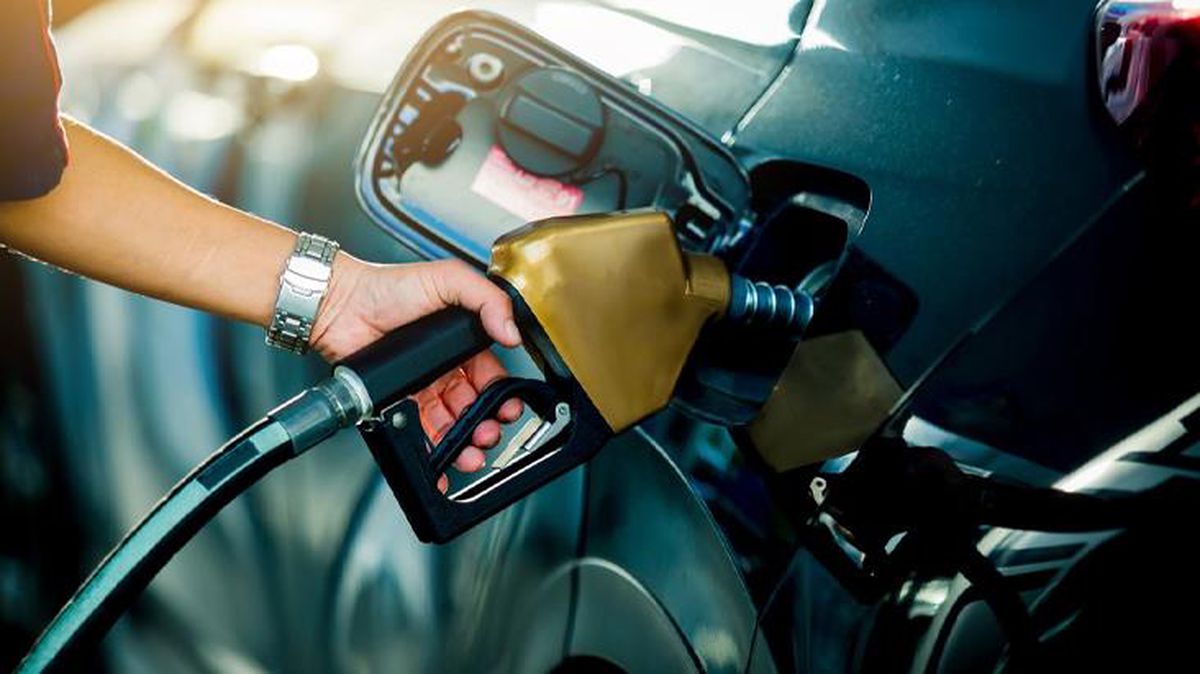 Bu gece yarısından itibaren benzine 61 kuruş, motorine ise 77 kuruş indirim gelmesi bekleniyor