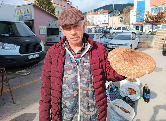 Kilosu 150 TL'yi geçen ürünü satan esnafın tezgaha bıraktığı fiyat listesine kimse inanamadı