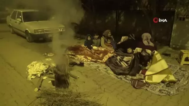 Hatay Kırıkhan'da vatandaşlar deprem korkusuyla geceyi sokakta geçirdi