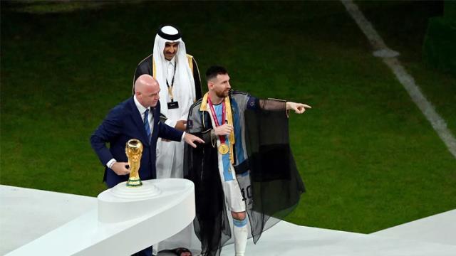 Messi'ye Katar Emiri'nin giydirdiği kıyafetin altından çok derin bir anlam çıktı