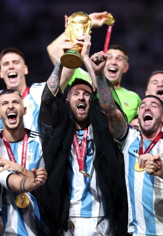 Sebebi ortaya çıktı! Herkes Dünya Kupası'nı kaldırmadan önce Messi'ye giydirilen kıyafeti konuşuyor Sebebi ortaya çıktı! Herkes Dünya Kupası'nı kaldırmadan önce Messi'ye giydirilen kıyafeti konuşuyor